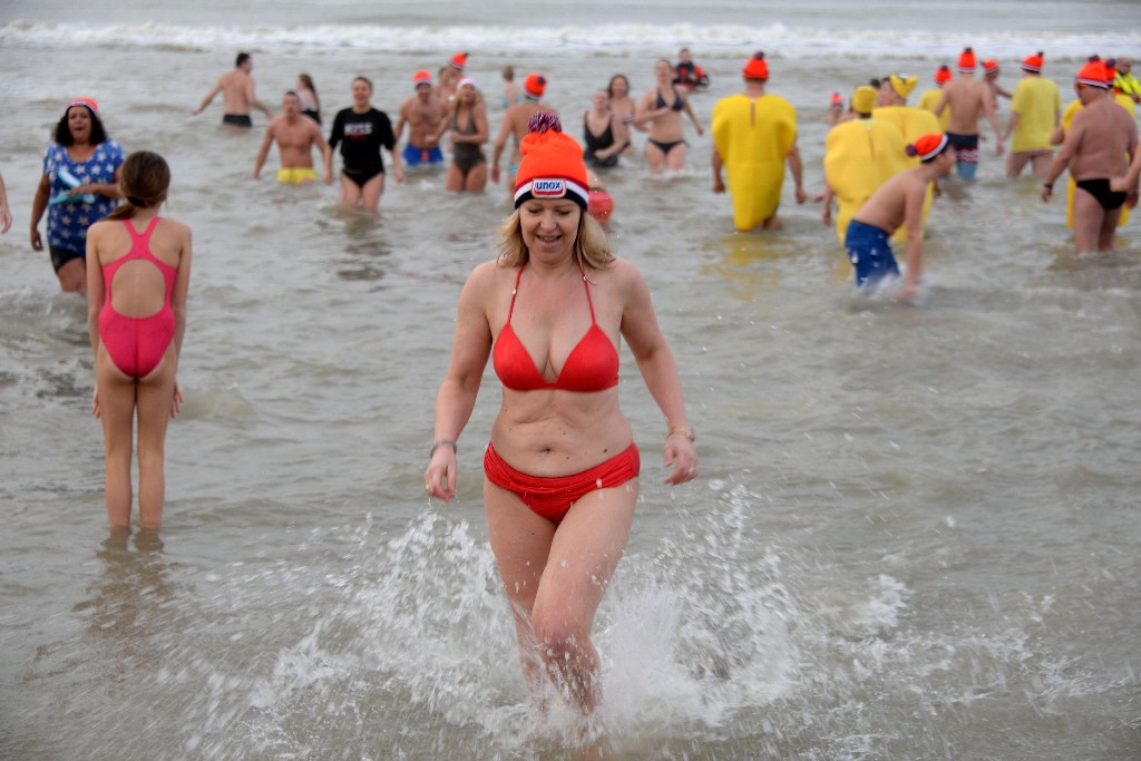 ../Images/Nieuwjaarsduik Nederzandt 2016 087.jpg